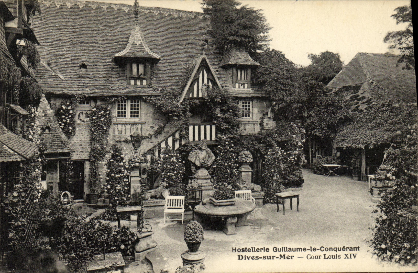 CPA Hostellerie Guillaume le Conquerant Dives sur Mer Cour Louis XIV
