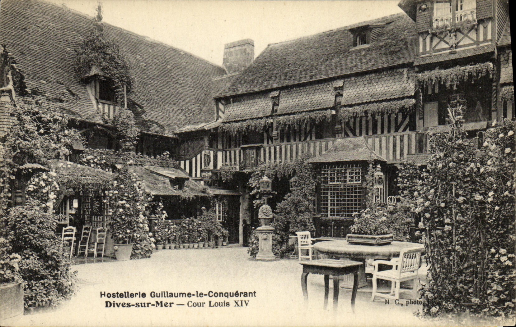 CPA Hostellerie Guillaume le Conquerant Dives sur Mer Cour Louis XIV