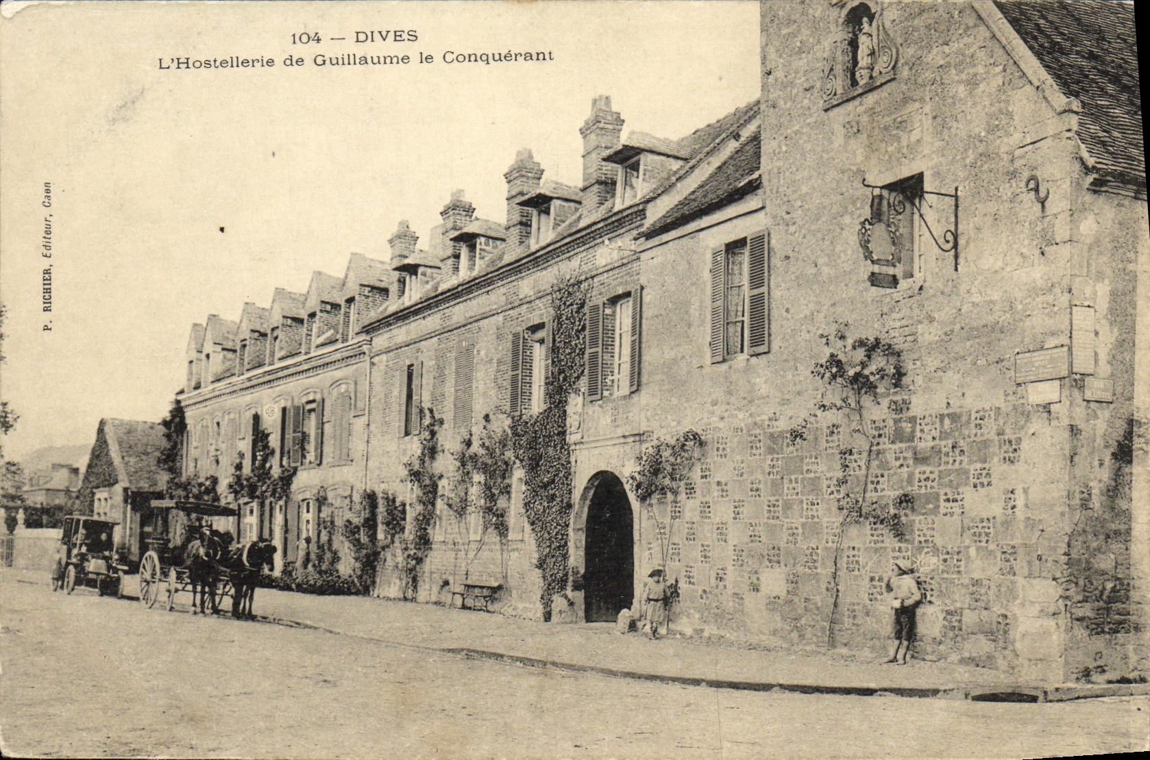 CPA Dives Sur Mer Hostellerie Guillaume le Conquerant Caleche Automobile