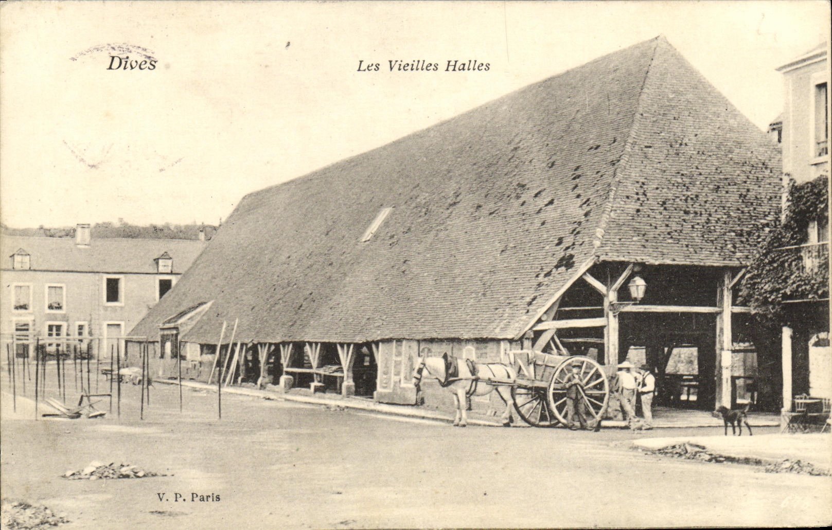 CPA Dives Sur Mer Les vieilles halles Cheval 