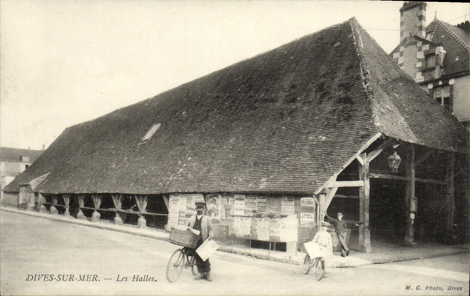 CPA Dives Sur Mer Les Halles animee 