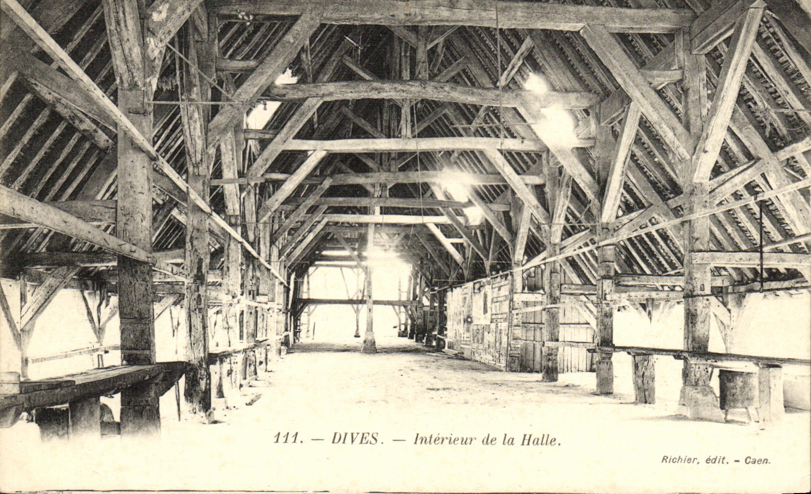 CPA Dives Interieur de la Halle