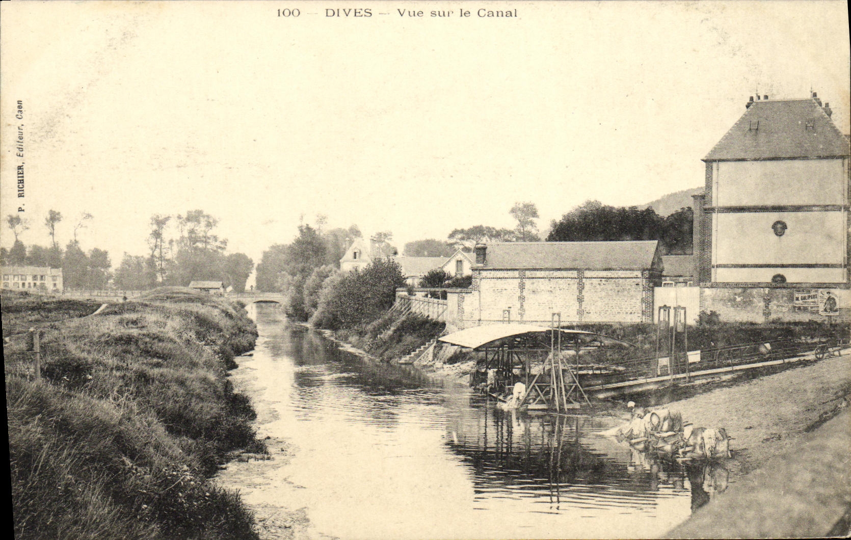 CPA Dives Vue Sur le Canal Lavoir Lavandieres