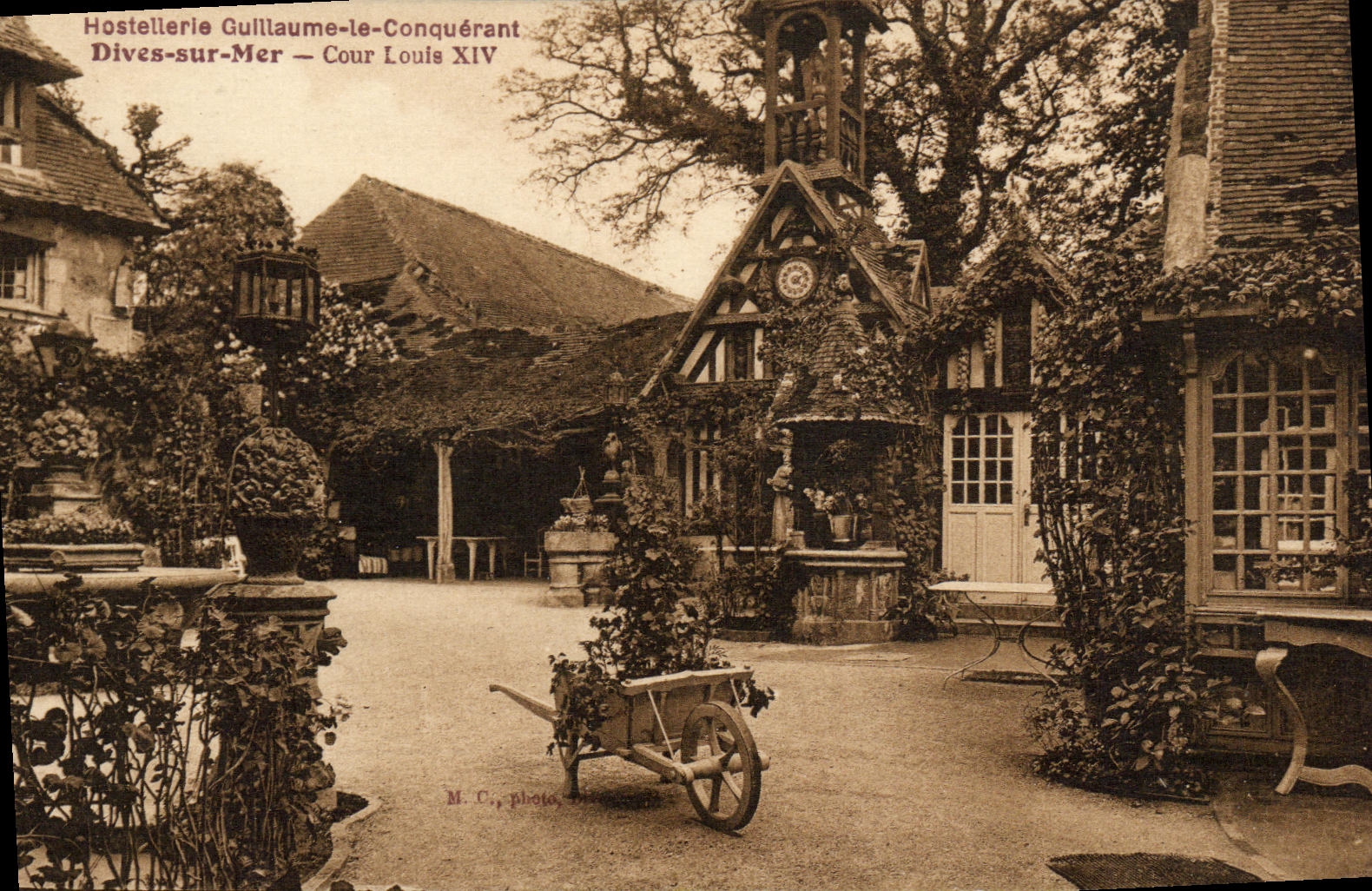 CPA Dives Sur Mer Hostellerie Guillaume le Conquerant Cour Louis XIV