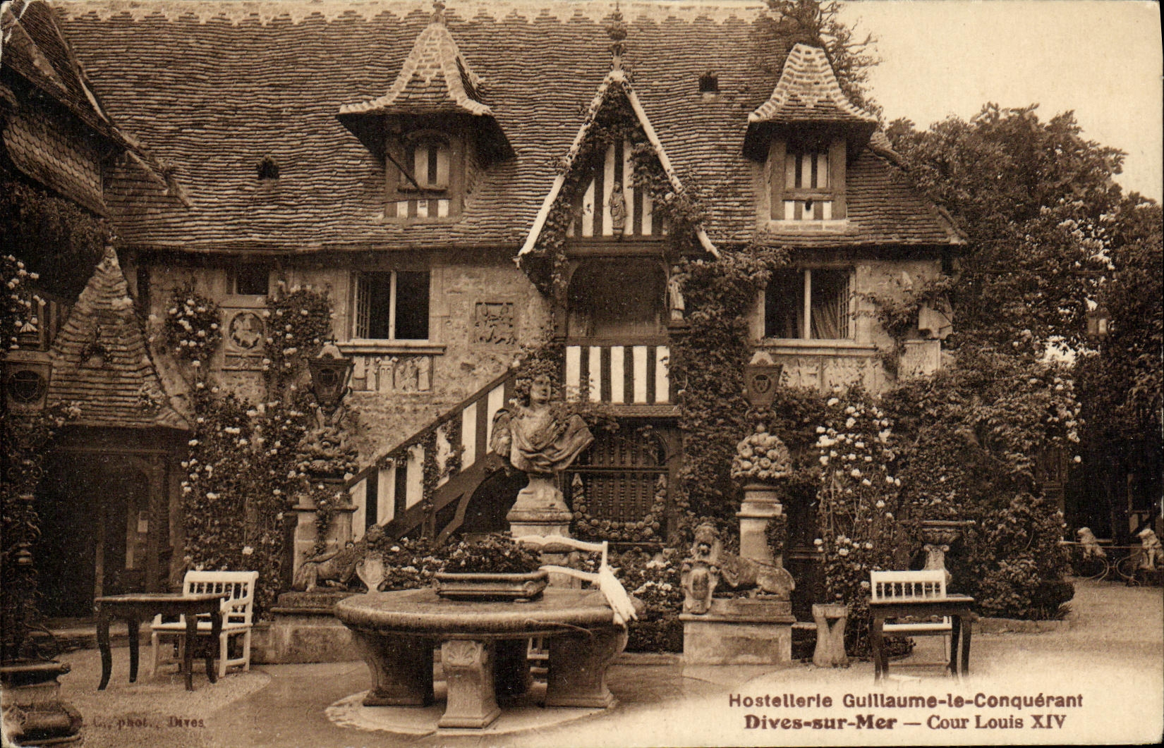 CPA Dives Sur Mer Hostellerie Guillaume le Conquerant Cour Louis XIV