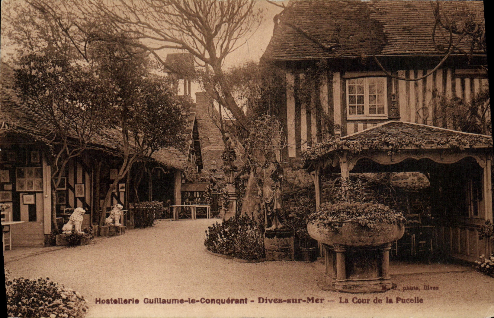 CPA Dives Sur Mer Hostellerie Guillaume le Conquerant Cour de la pucelle