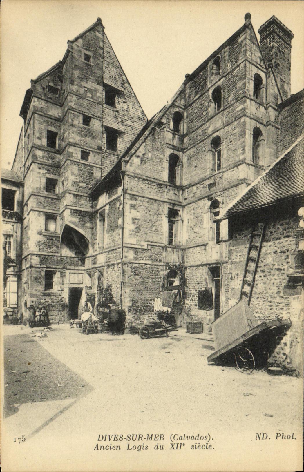 CPA Dives Sur Mer Ancien logis du 12eme