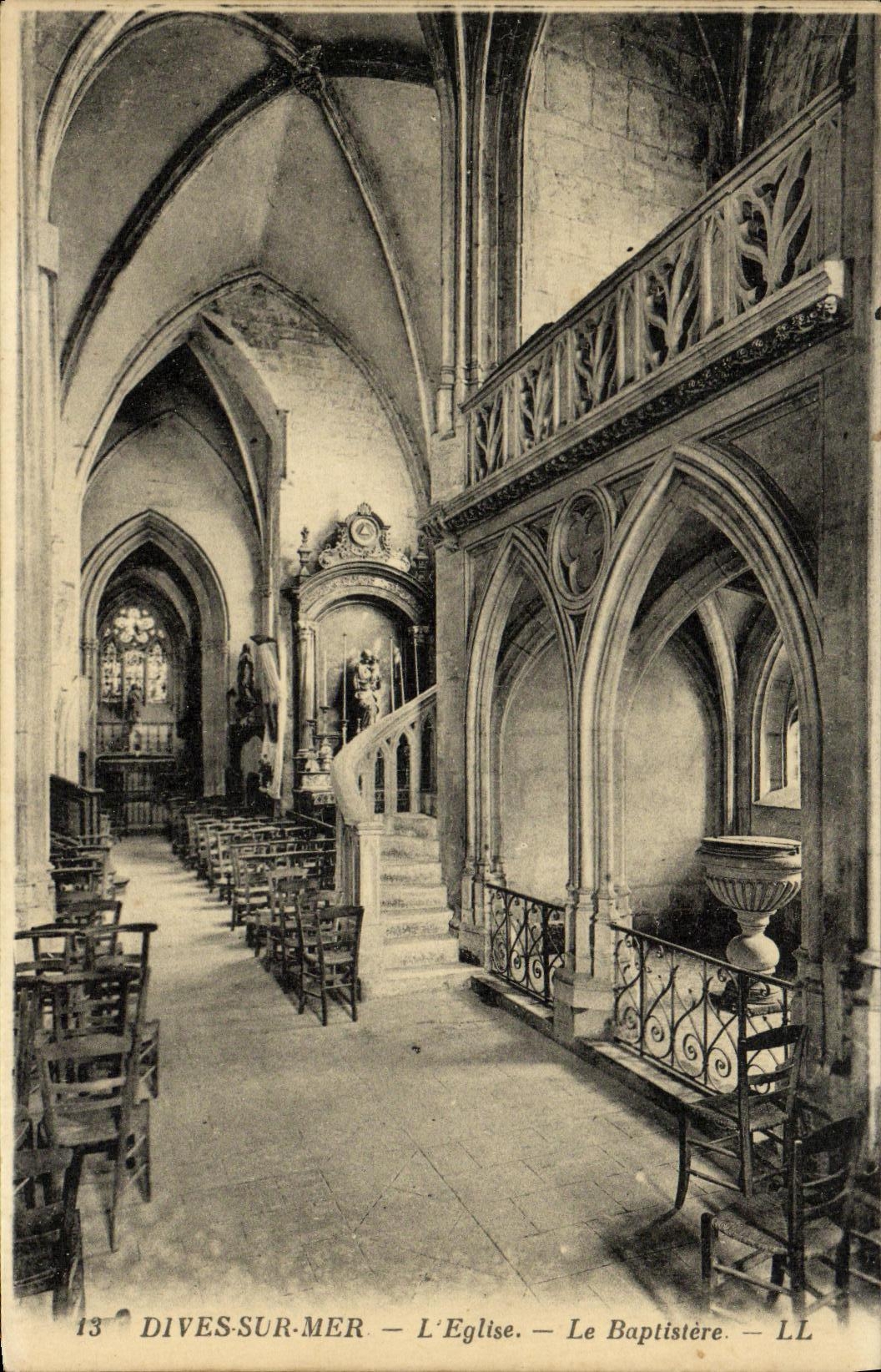 CPA Dives Interieur de L Eglise Le baptistere