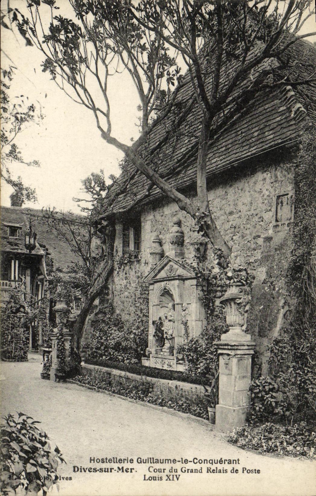 CPA Dives Hotellerie de Guillaume le Conquerant Cour du grand relais de Poste Louis XIV