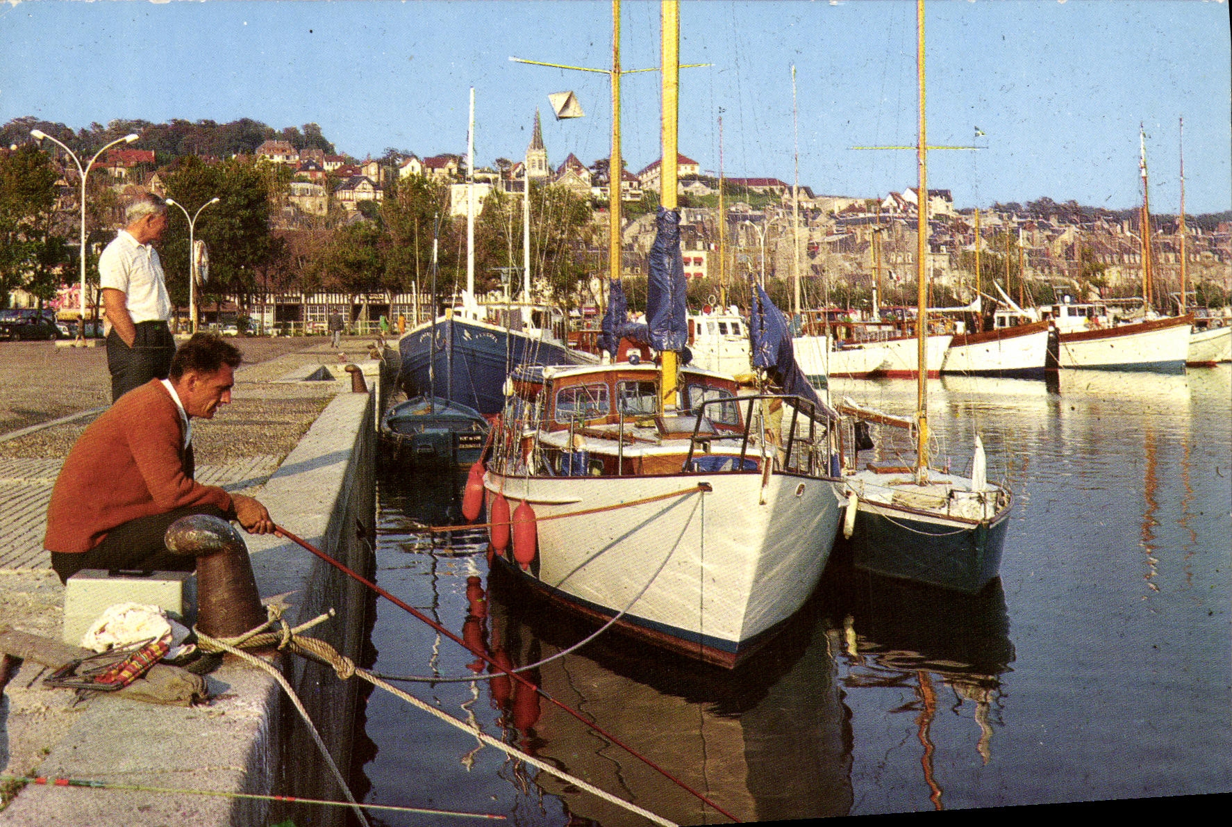 CPM Dives Le Port des Yachts Bateaux Pecheur Peche