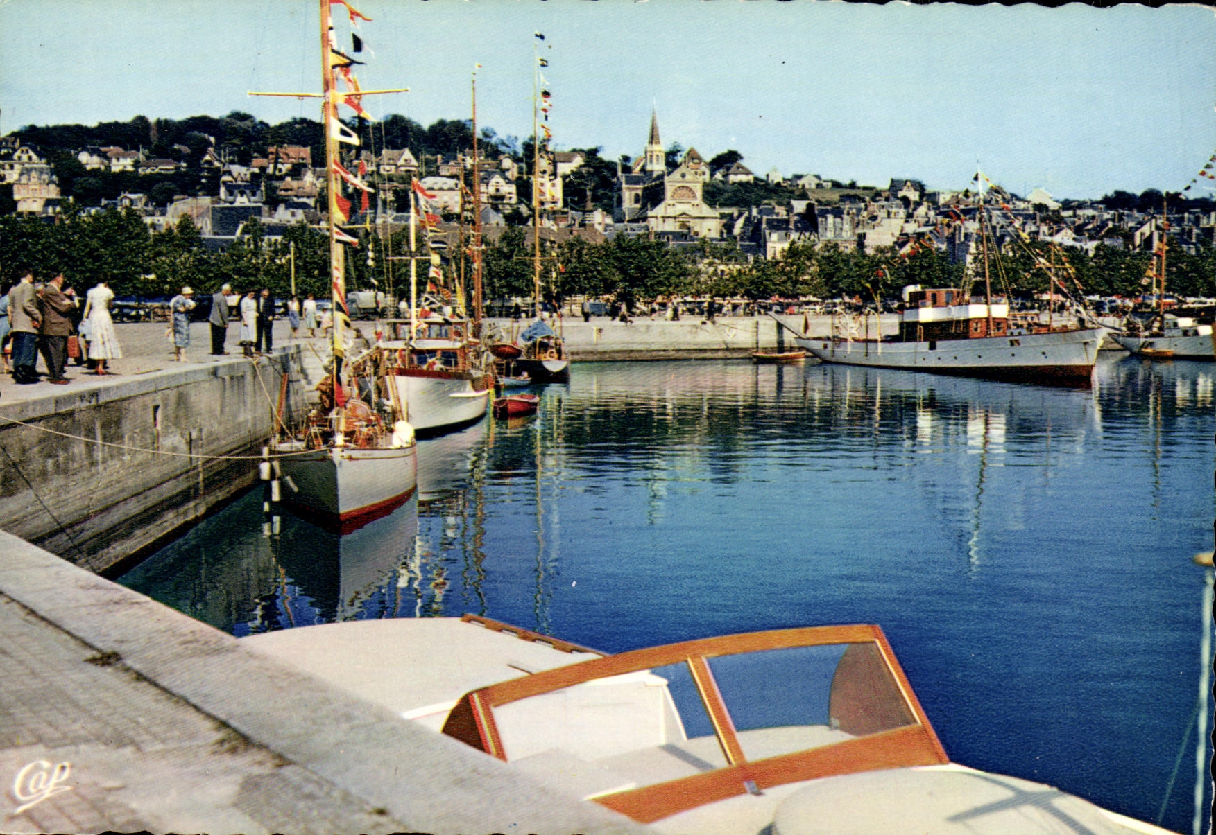 CPM Deauville Le Bassin des Yachts Bateaux