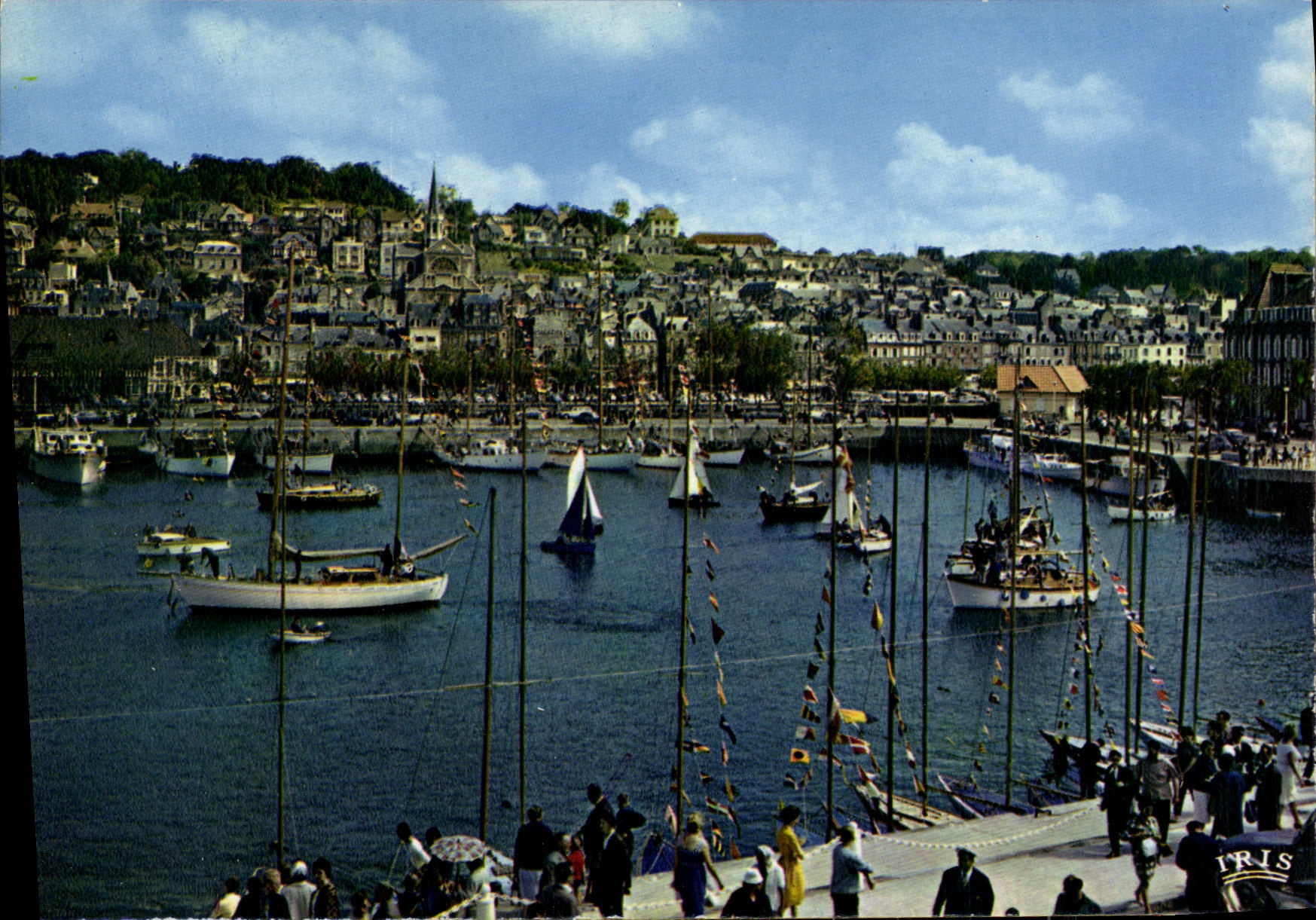 CPM Deauville Le Bassin des Yachts Bateaux