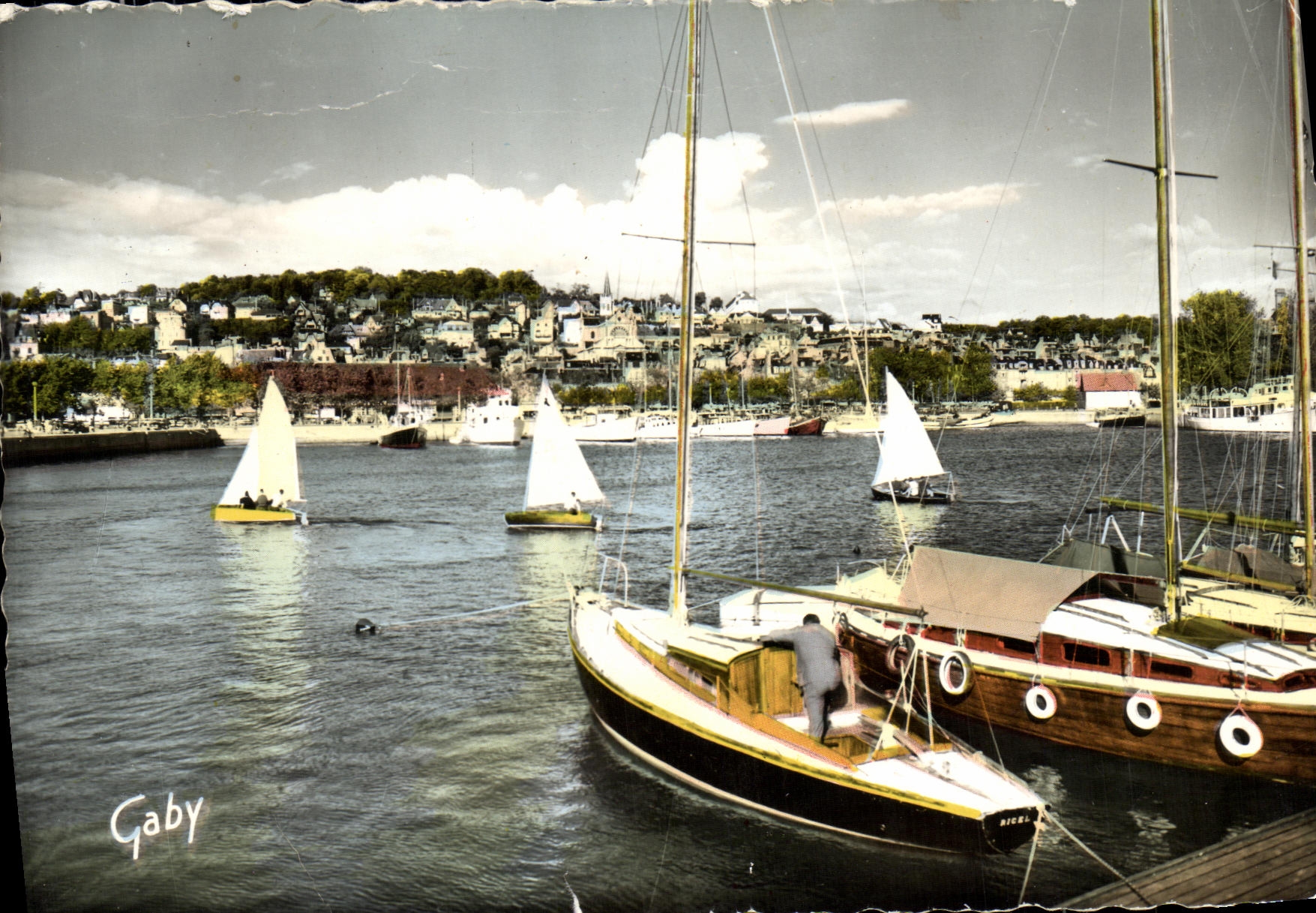 CPM Deauville Plage Fleurie Le Bassin des Yachts Bateaux
