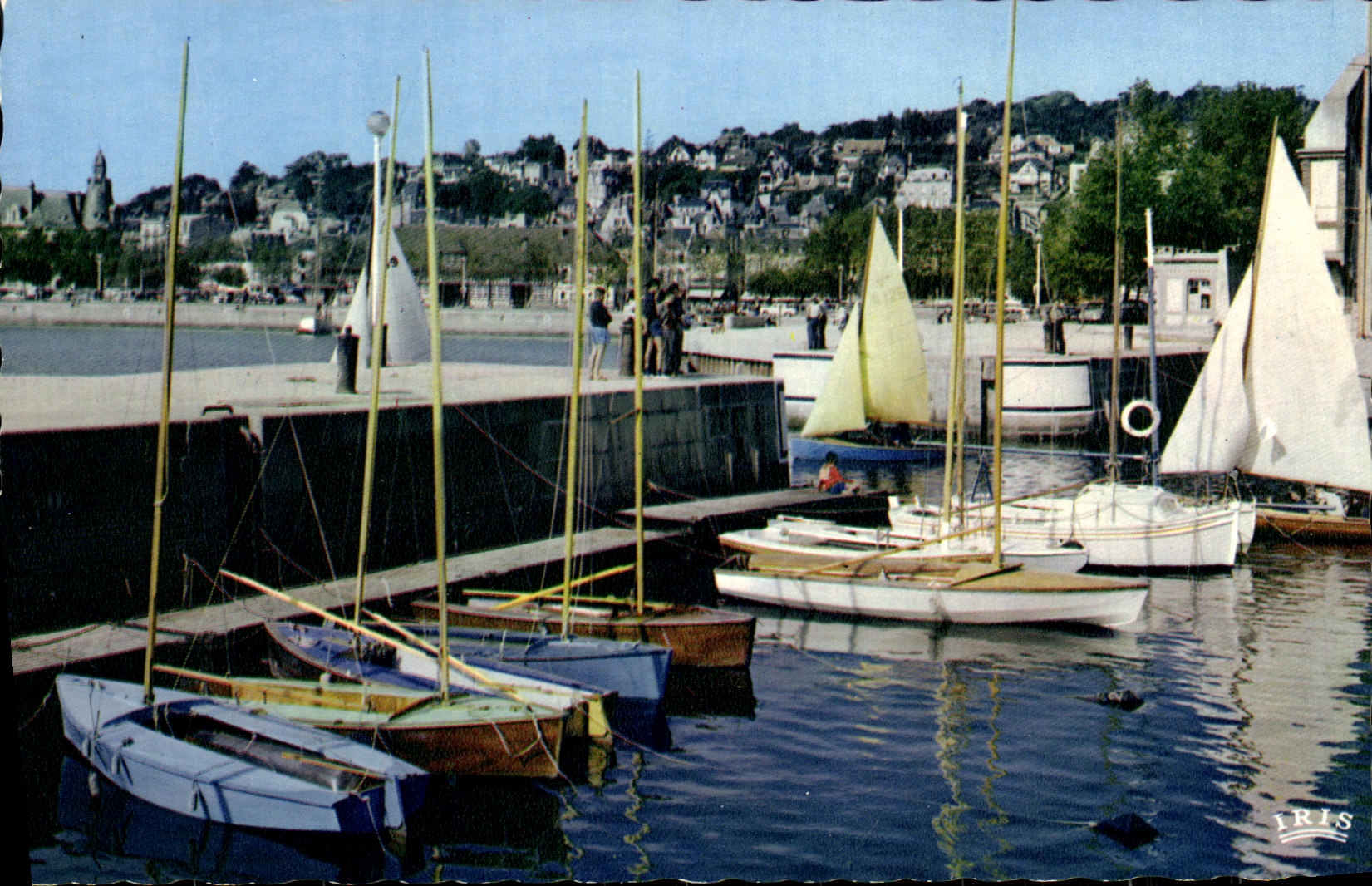 CPM Deauville Le Bassin des Yachts Bateaux