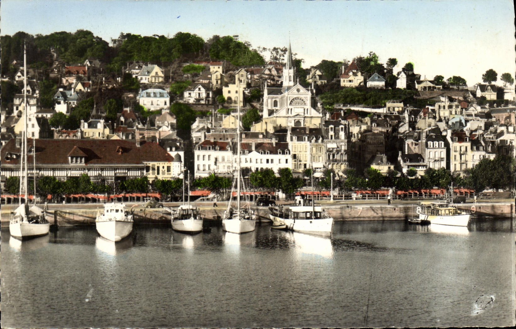 CPM Deauville Le Bassin des Yachts Bateaux