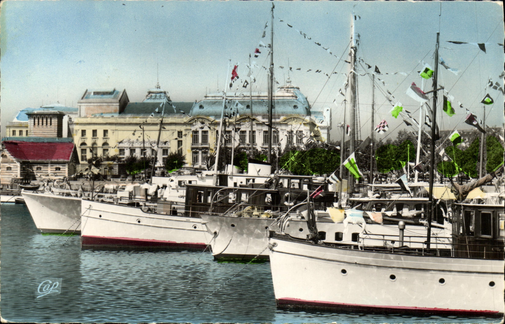 CPM Deauville Le Bassin des Yachts et le Casino de Trouville