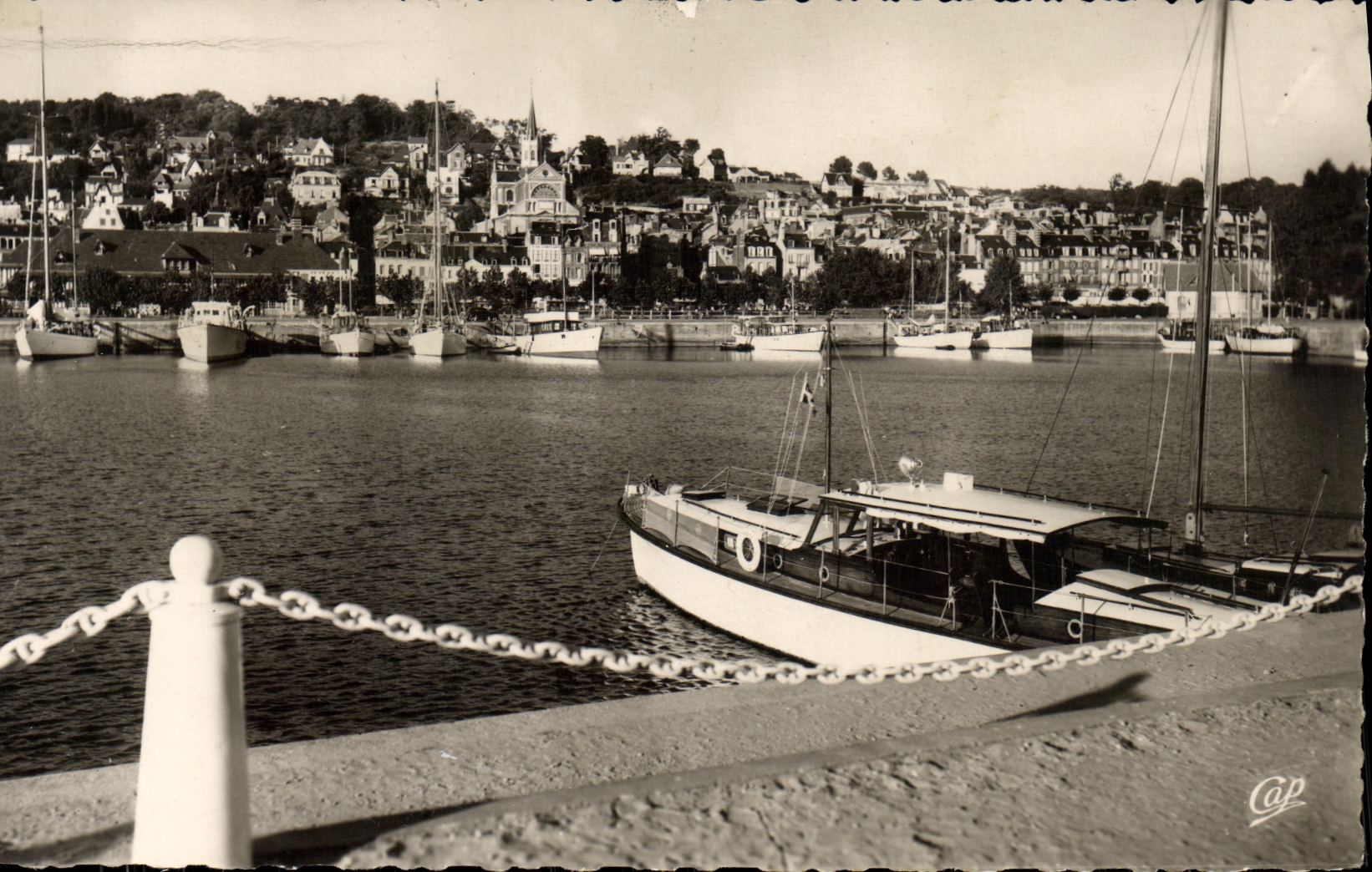CPM Deauville Trouville Le Bassin des Yachts