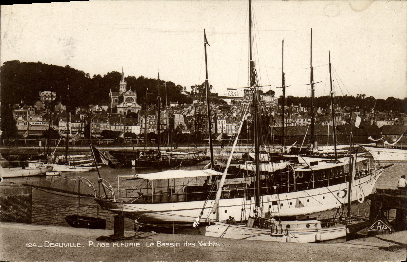 CPM Deauville Plage Fleurie Le Bassin des Yachts Bateaux 