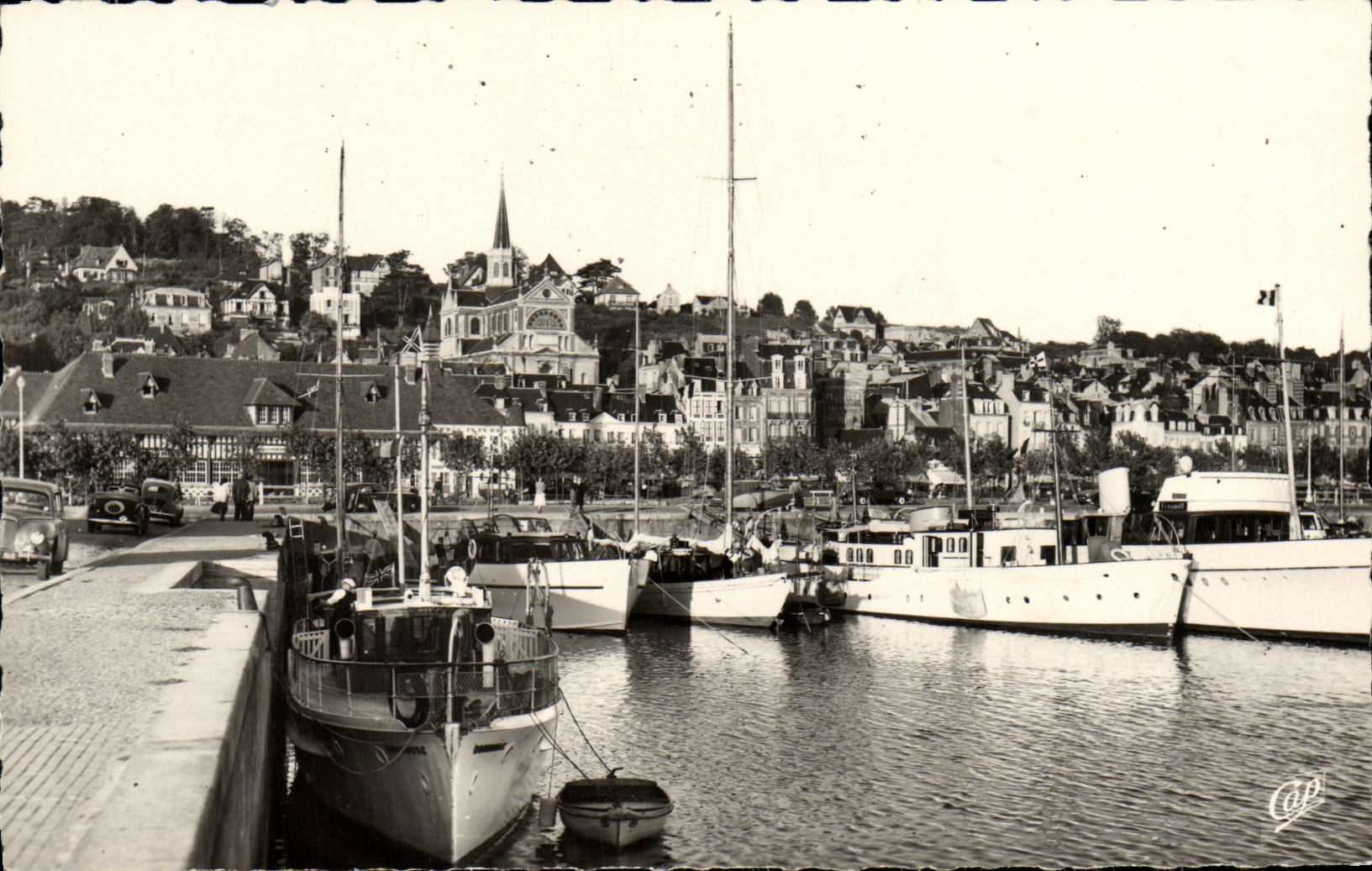 CPM Deauville Plage Fleurie Le Bassin des Yachts
