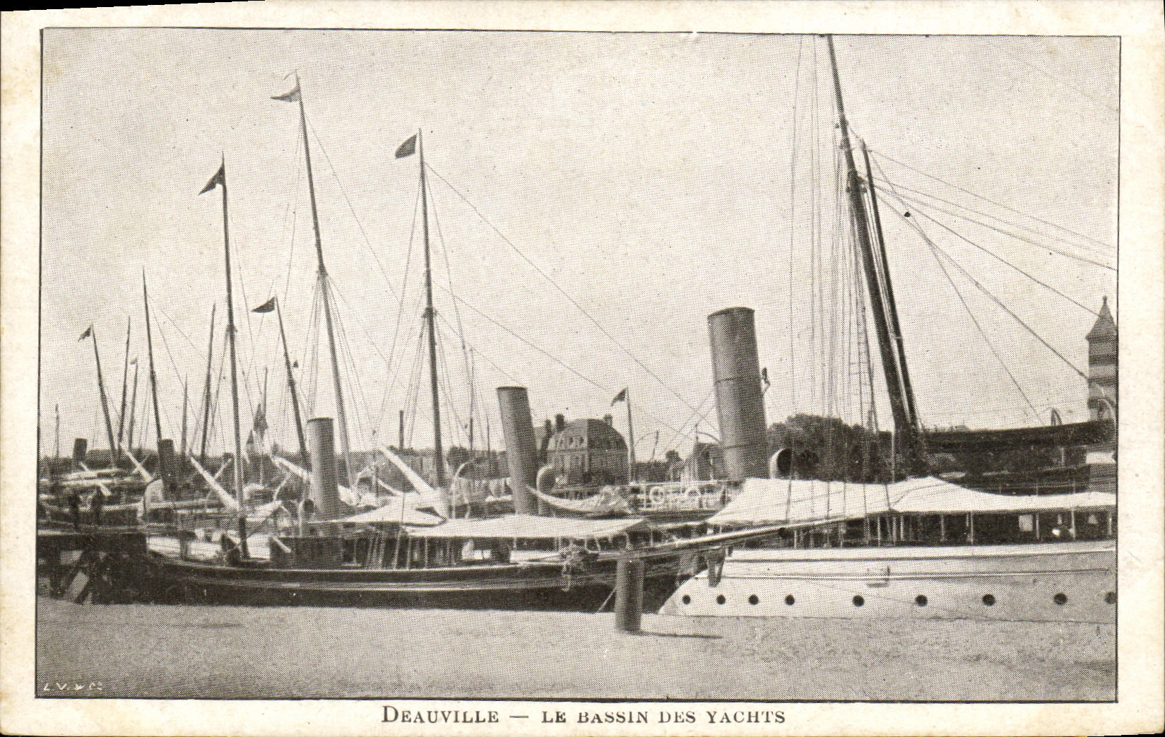 CPA Deauville Plage Fleurie Le Bassin des Yachts Bateaux