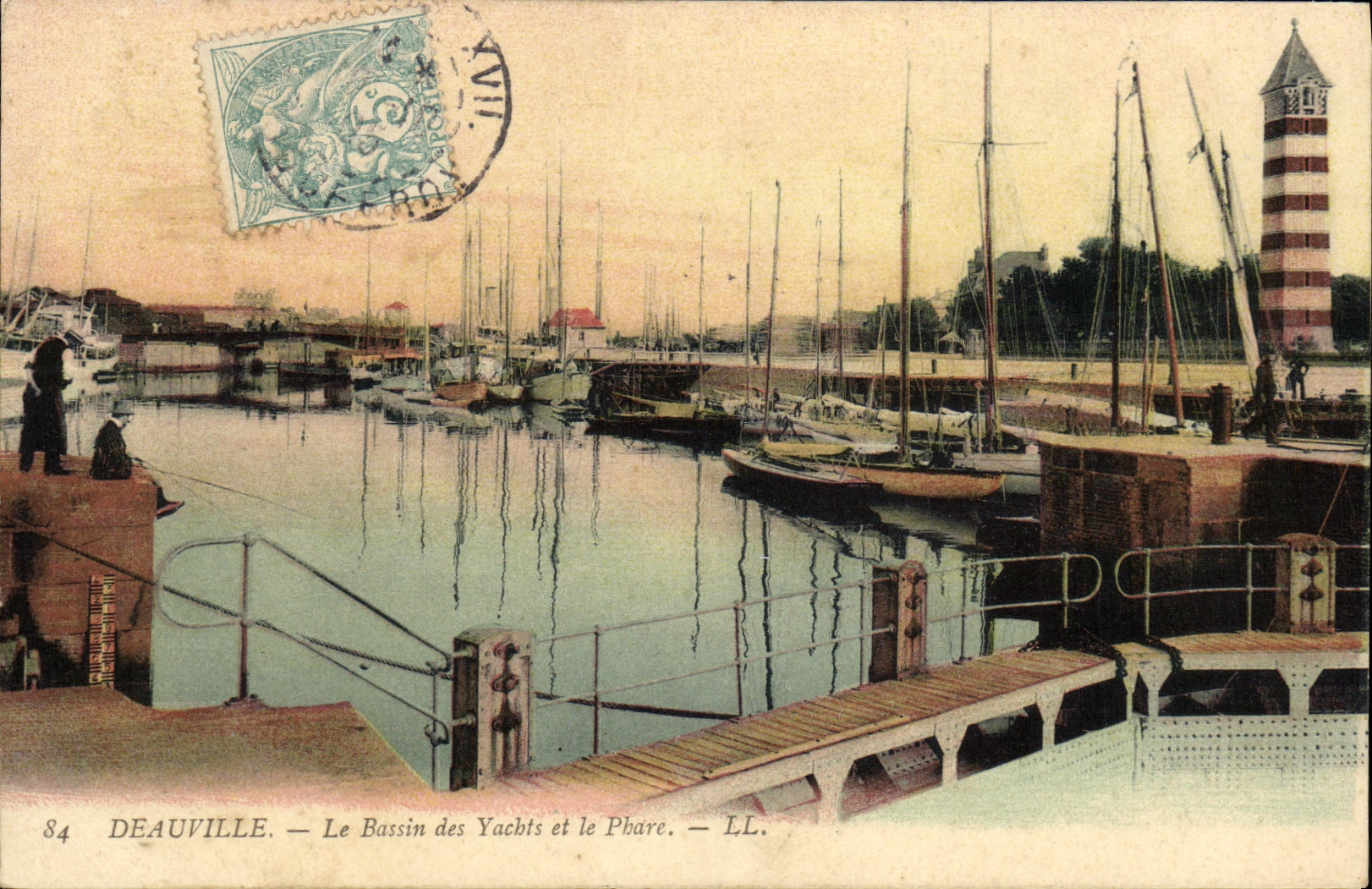 CPA Deauville Le Bassin des Yachts et le phare