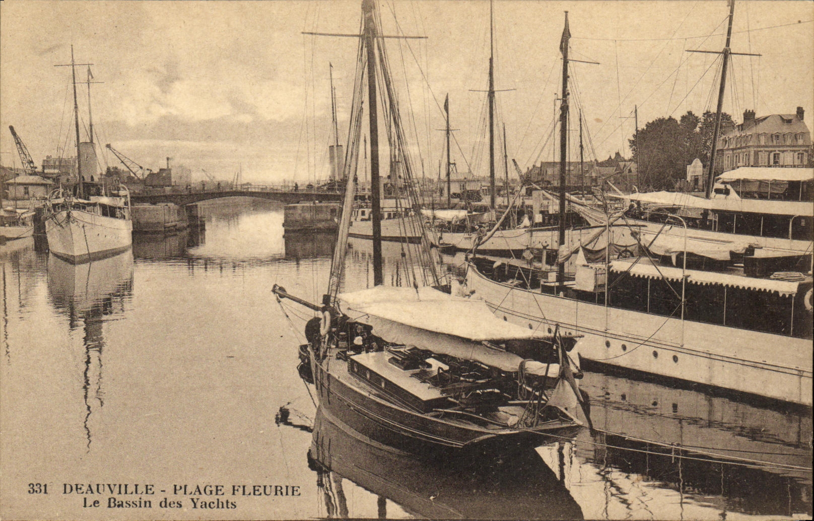 CPA Deauville Plage Fleurie Le Bassin des Yachts Bateaux