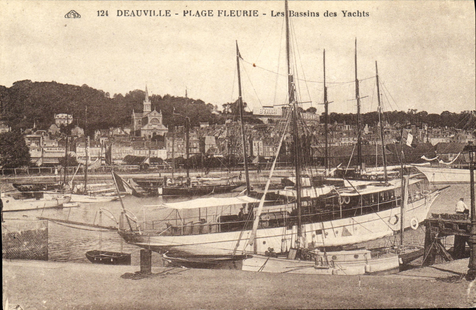 CPA Deauville Plage Fleurie Le Bassin des Yachts Bateaux