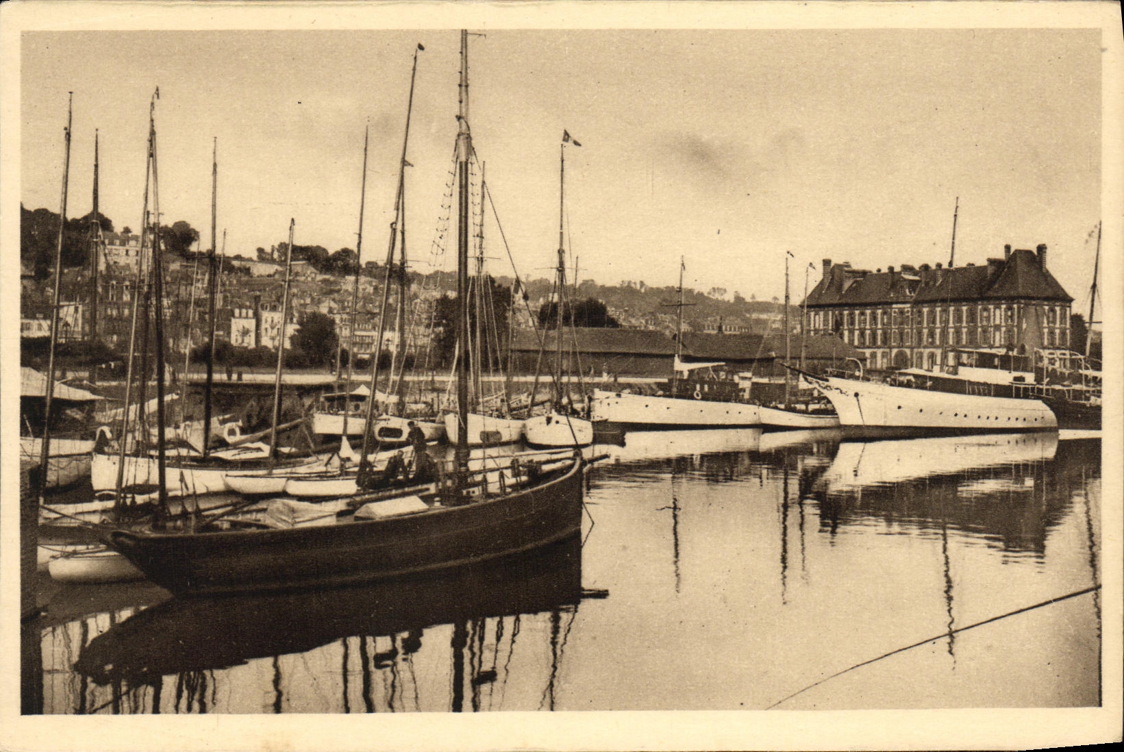 CPA Deauville Plage Fleurie Le Bassin des Yachts Bateaux