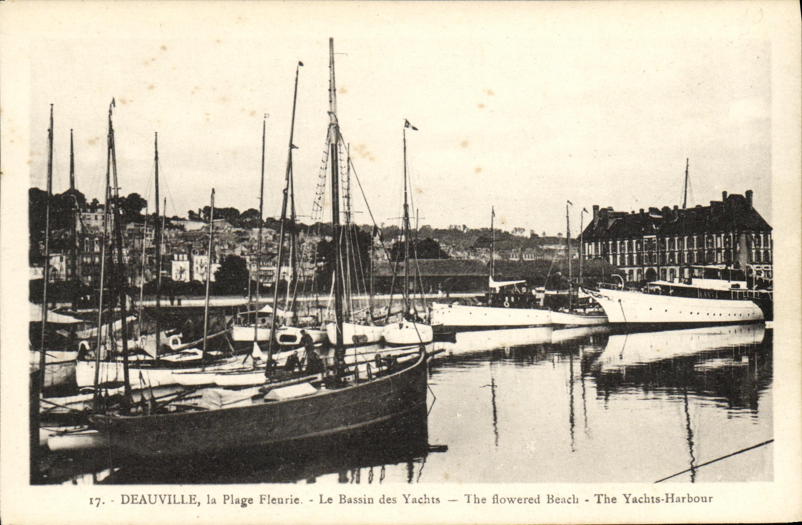 CPA Deauville Plage Fleurie Le Bassin des Yachts Bateaux