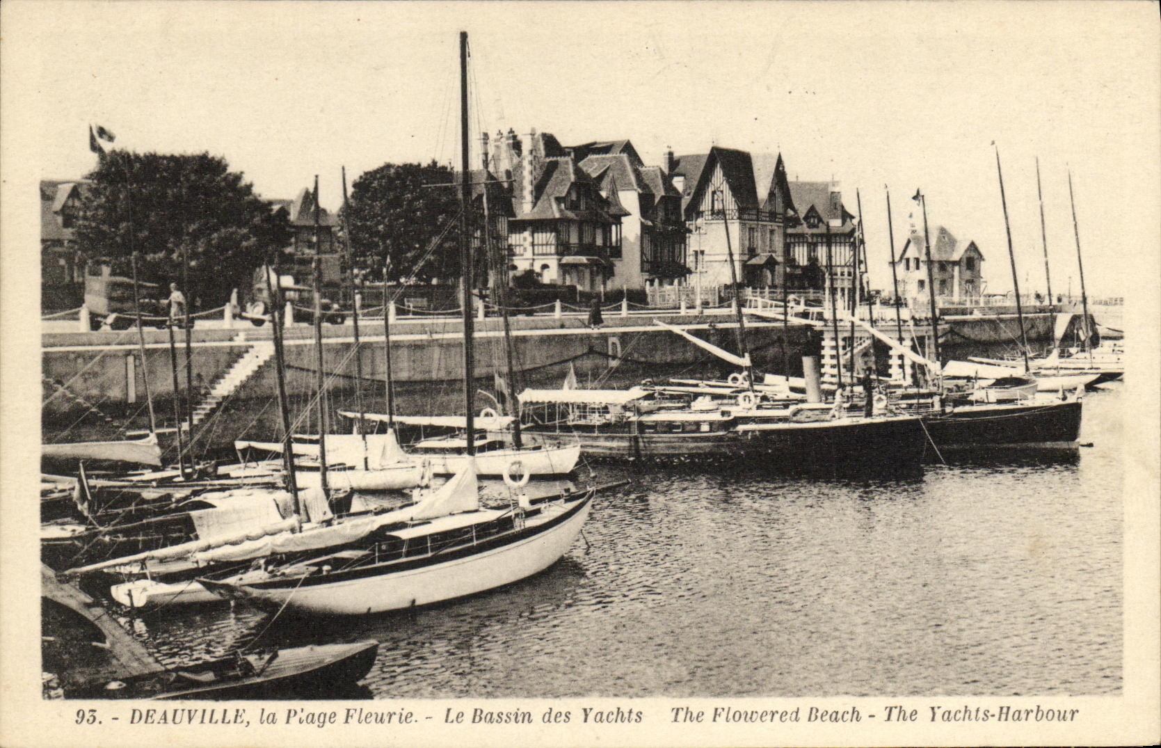 CPA Deauville Plage Fleurie Le Bassin des Yachts Bateaux