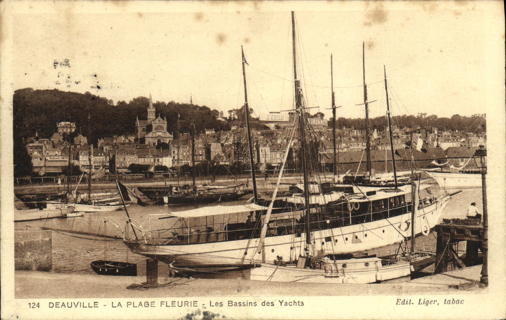 CPA Deauville Plage Fleurie Le Bassin des Yachts Bateaux
