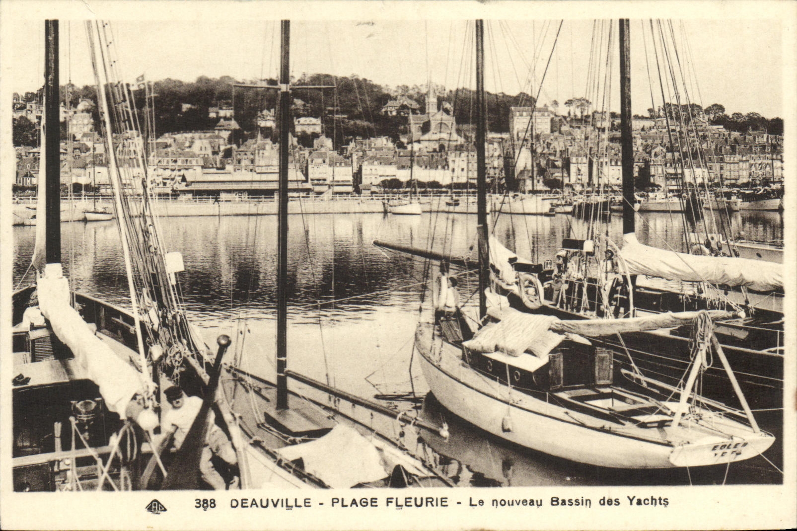 CPA Deauville Plage Fleurie Le Bassin des Yachts Bateaux