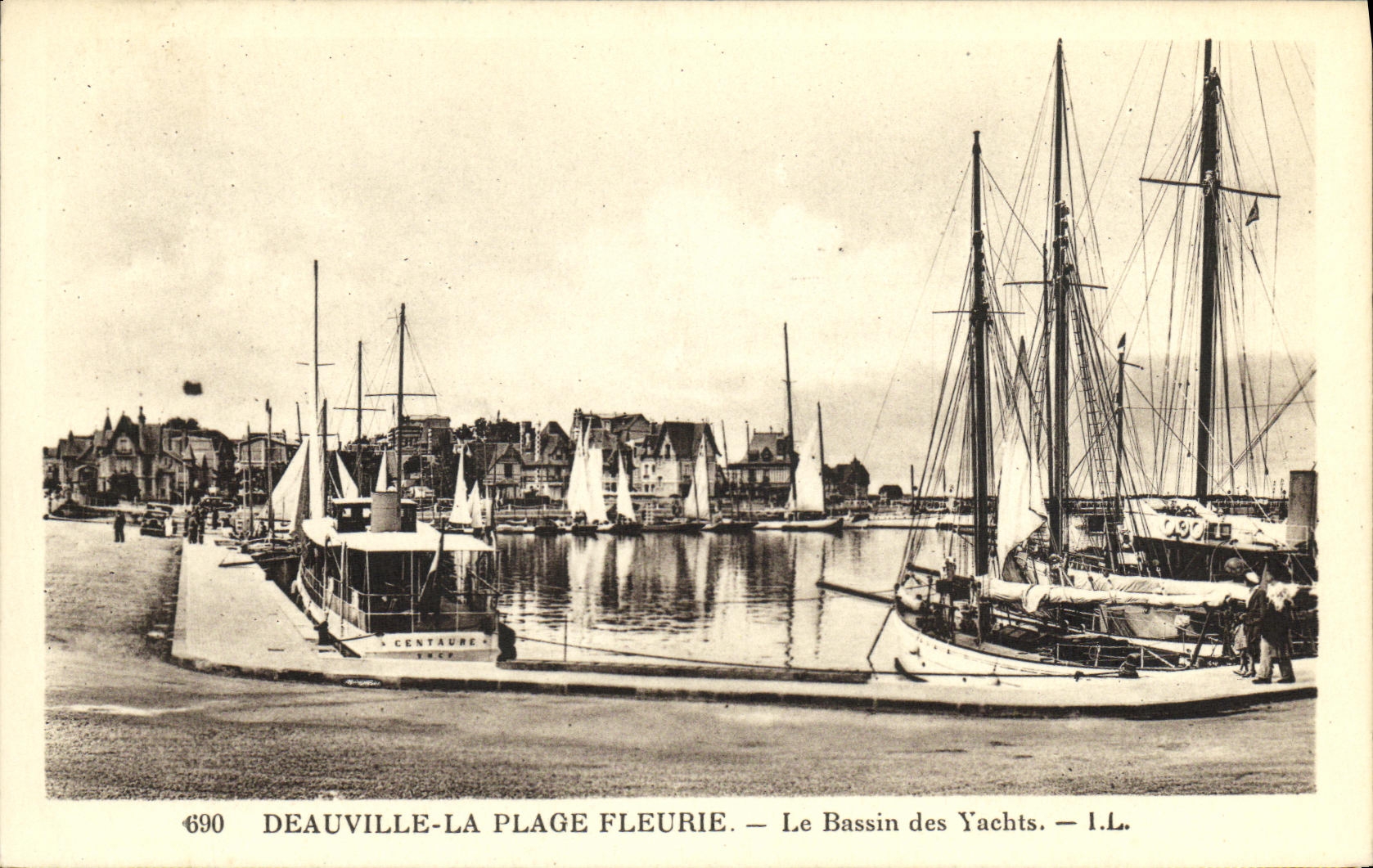 CPA Deauville Plage Fleurie Le Bassin des Yachts Bateaux