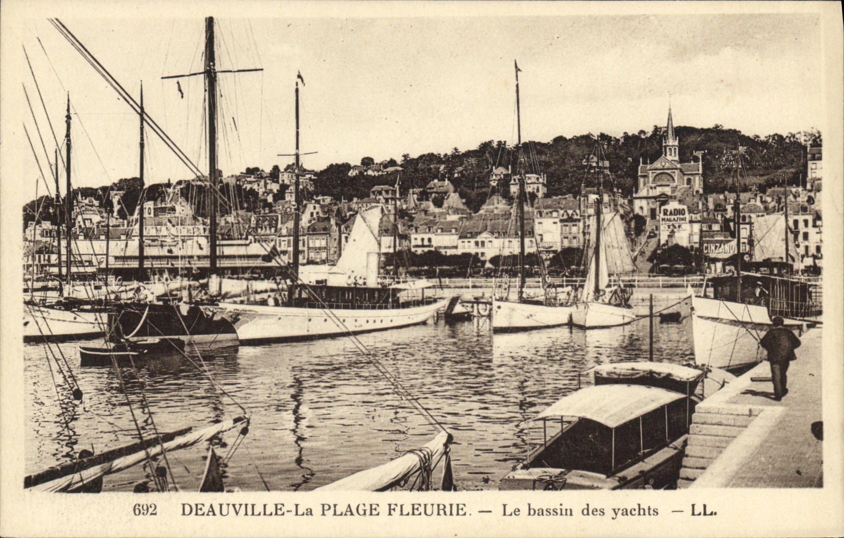 CPA Deauville Plage Fleurie Le Bassin des Yachts Bateaux