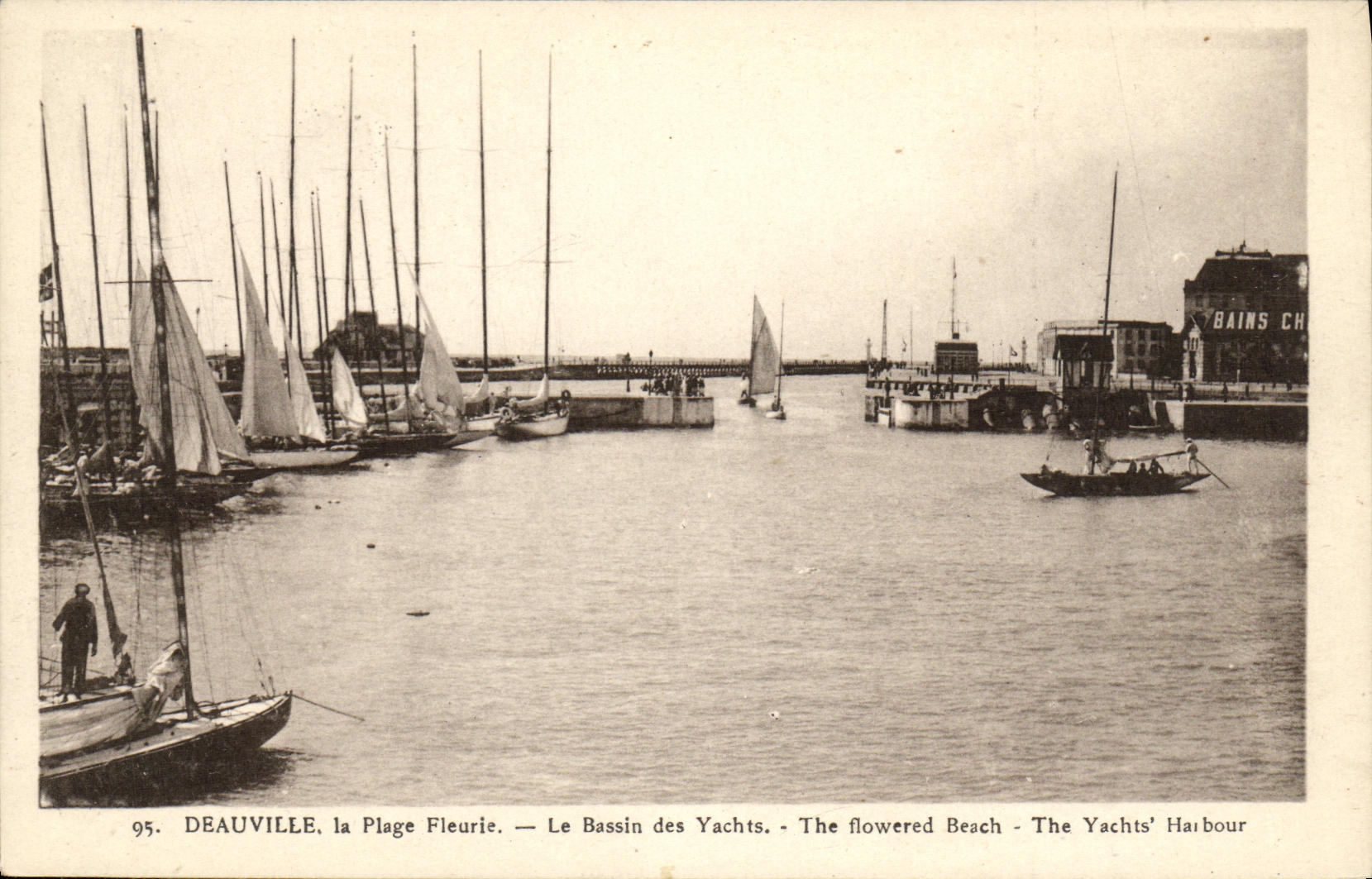 CPA Deauville Plage Fleurie Le Bassin des Yachts Bateaux