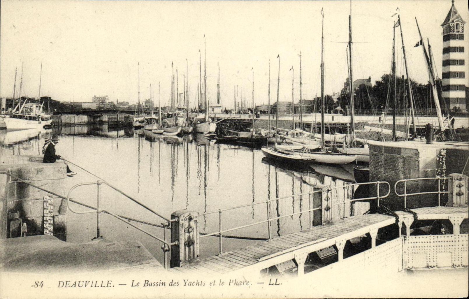 CPA Deauville Le Bassin des Yachts et le phare Bateaux