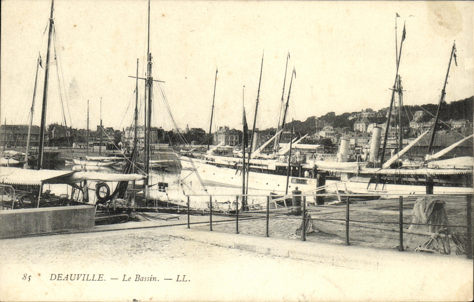 CPA Deauville Le Bassin Bateaux