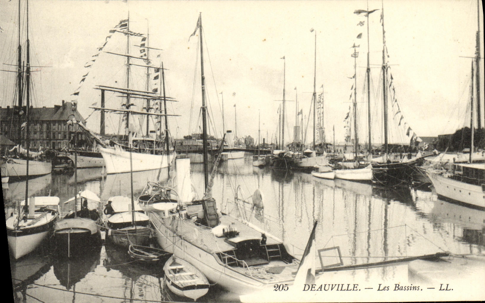 CPA Deauville Le Bassin Bateaux