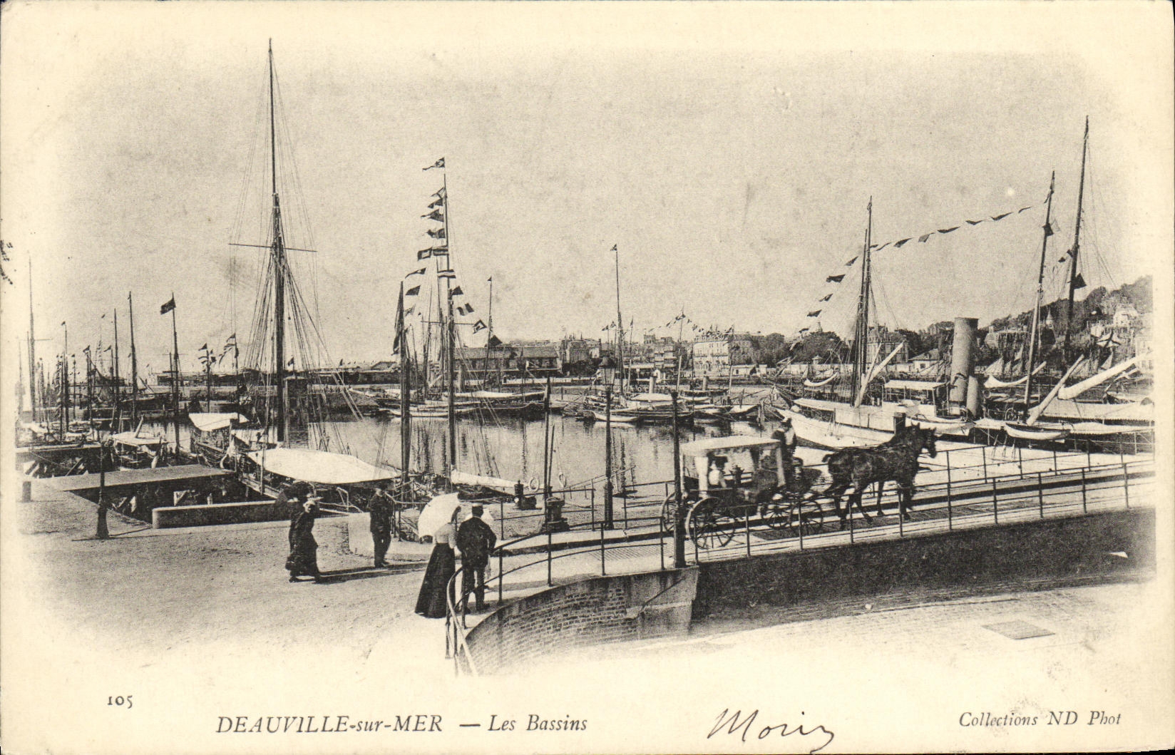 CPA Deauville Sur Mer Les Bassins Bateaux