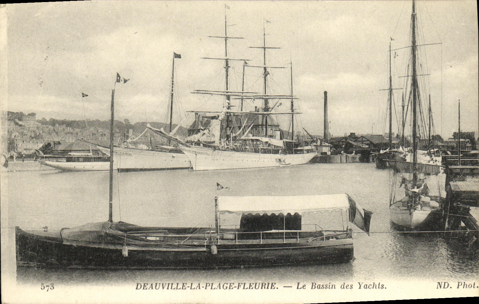 CPA Deauville Plage Fleurie Le Bassin des Yachts Bateaux