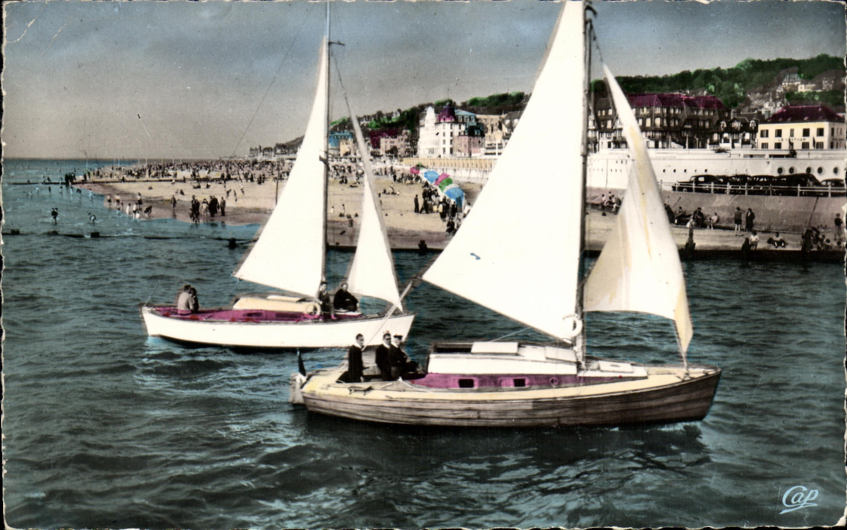 CPM Deauville Trouville Voiliers rentrant dans le bassin Bateaux