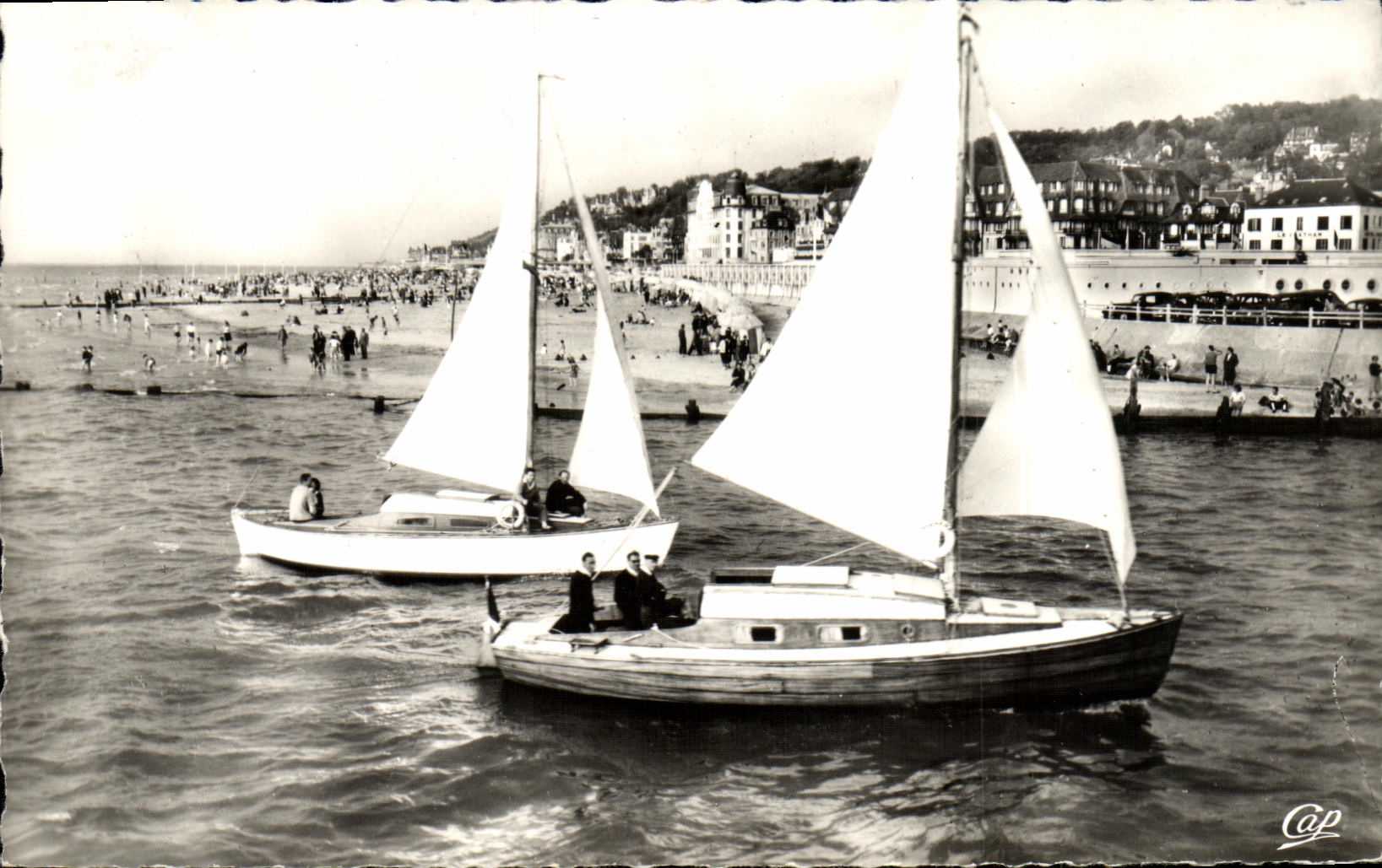 CPA Deauville Plage Fleurie Les Yachts et la Plage Bateaux