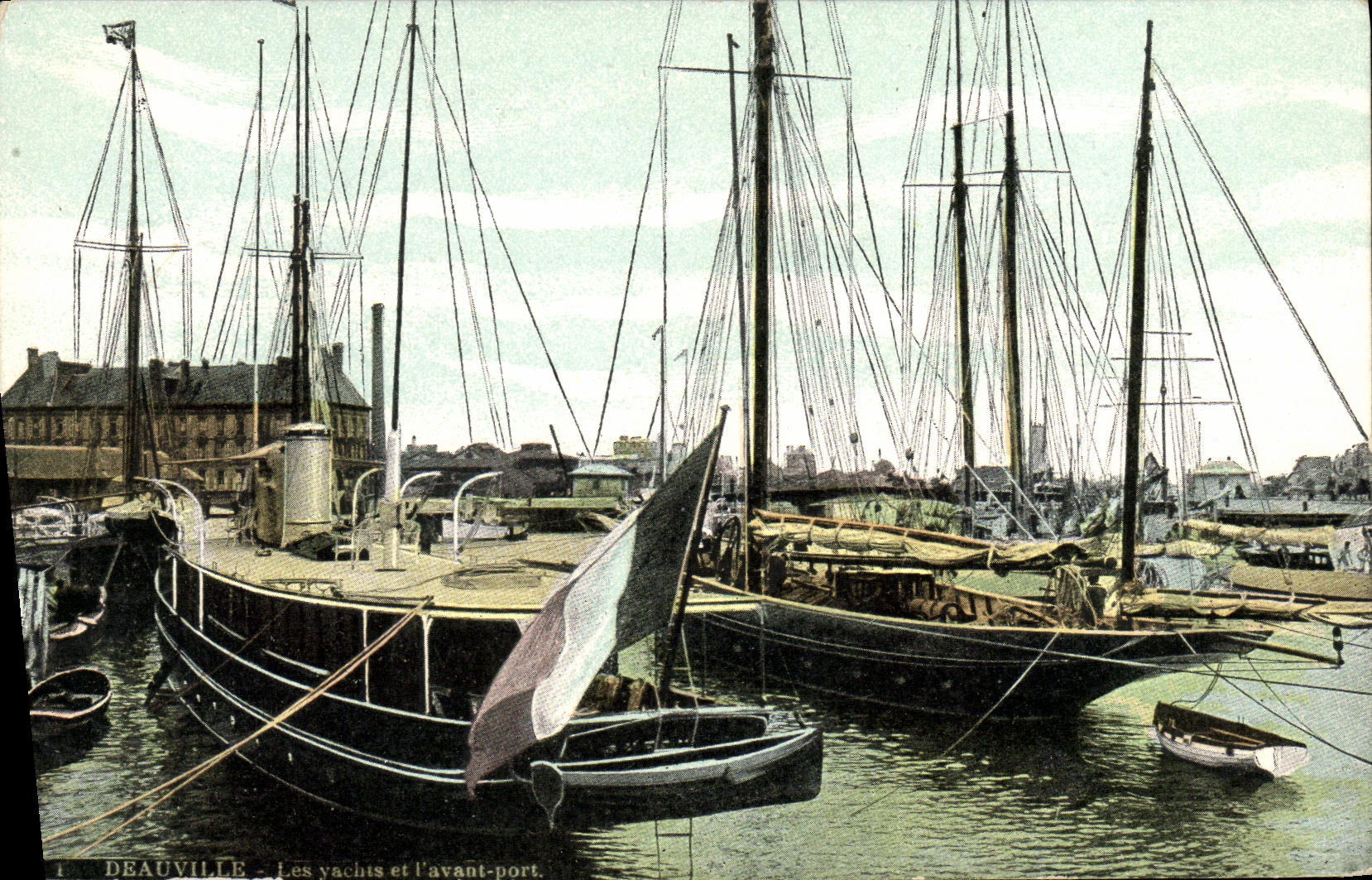 CPA Deauville Plage Fleurie Les Yachts et la Plage Bateaux