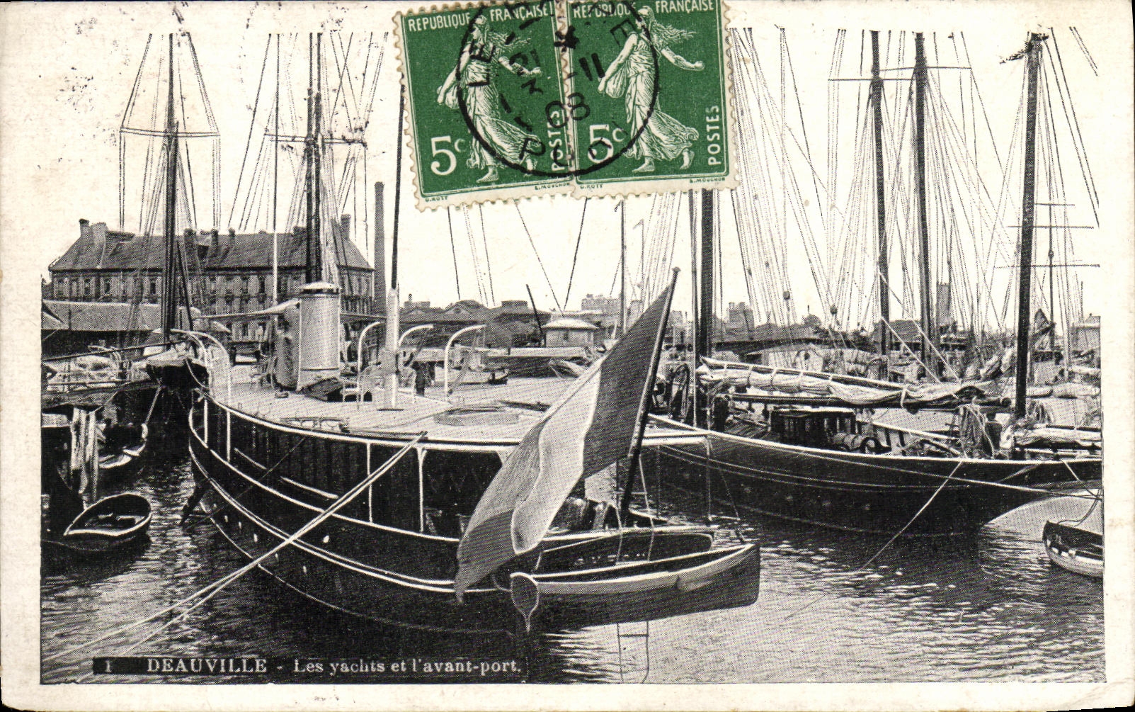 CPA Deauville Plage Fleurie Les Yachts et la Plage Bateaux