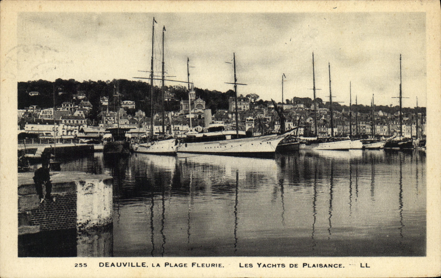 CPA Deauville Plage Fleurie Yacht de Plaisance Bateaux 