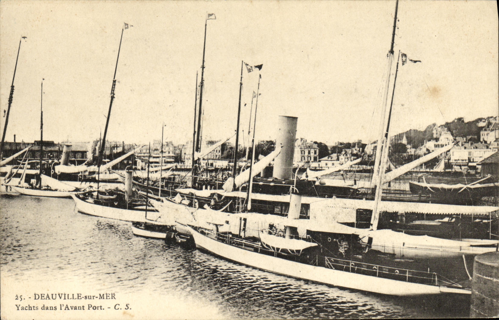 CPA Deauville Les Cotes de la Manche Rentree Par Gros Temps Bateaux