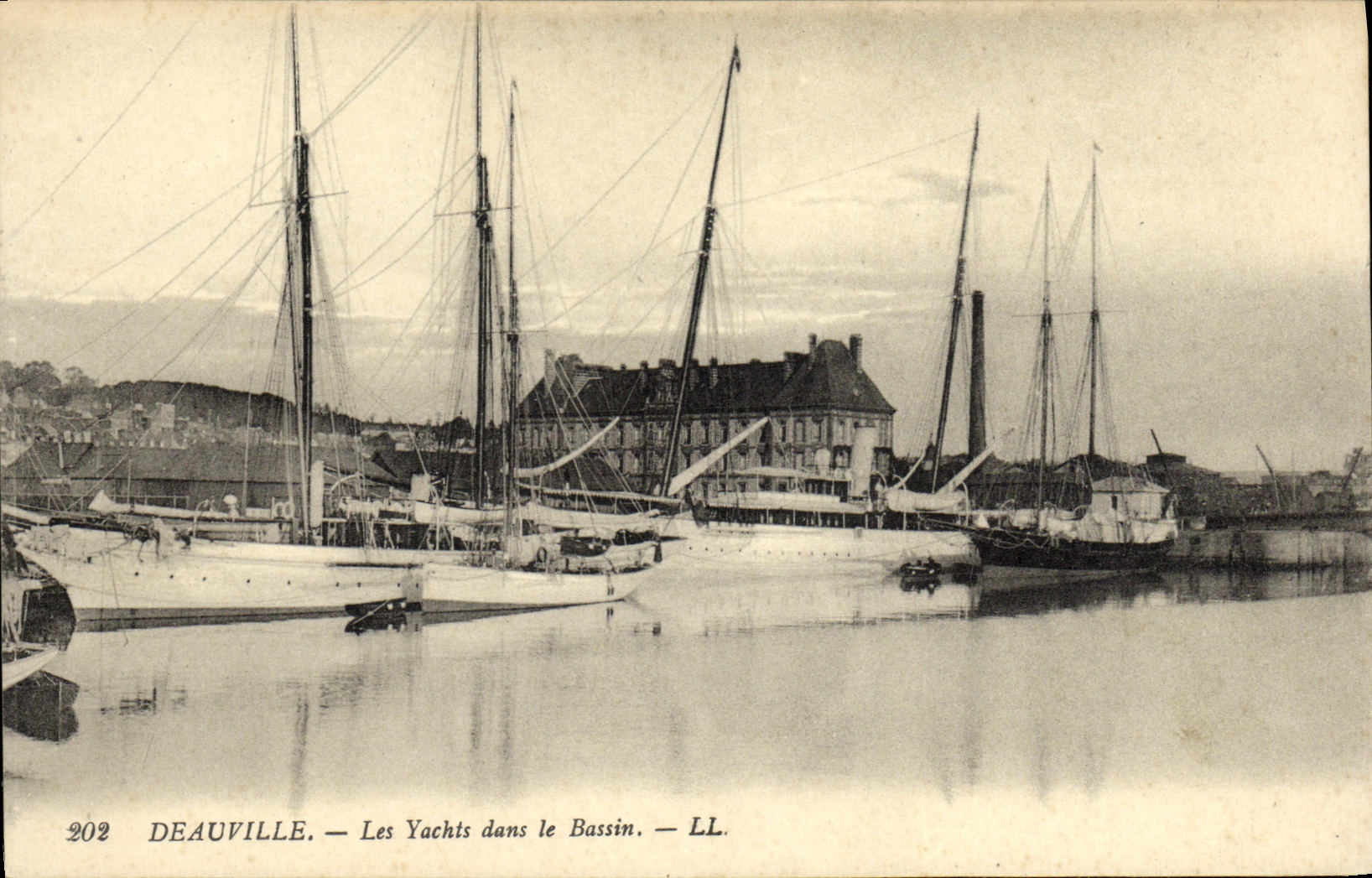 CPA Deauville Les Yachts dans le Bassin Bateau