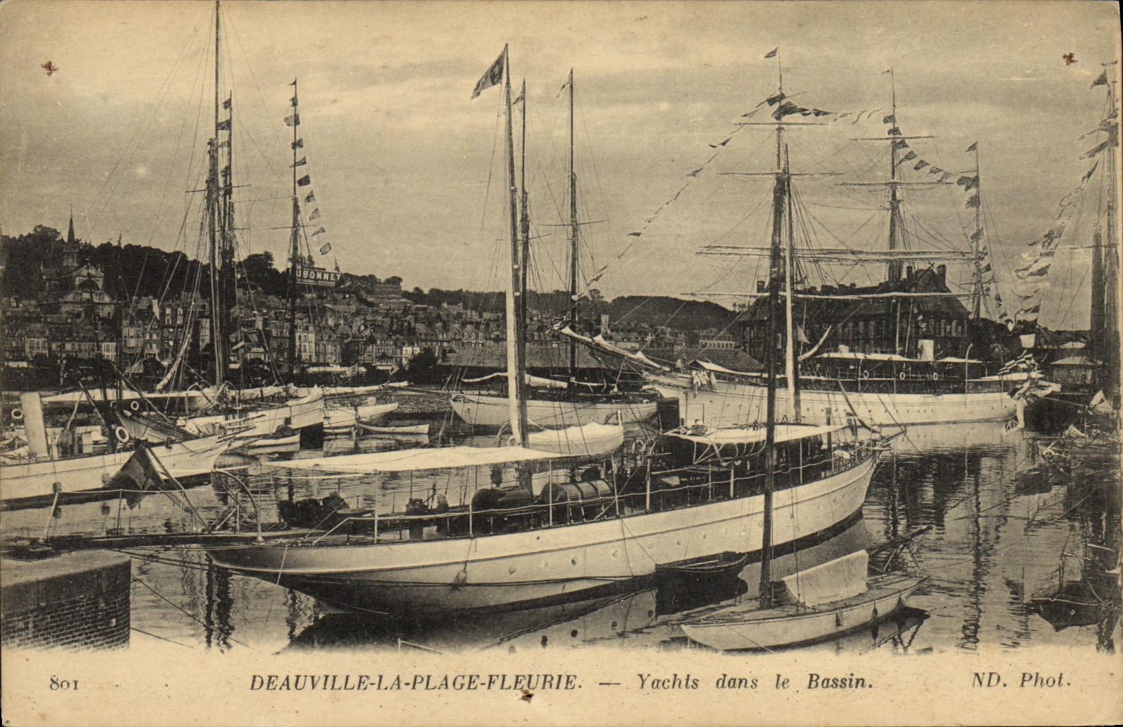 CPA Deauville Les Yachts dans le Bassin Bateaux