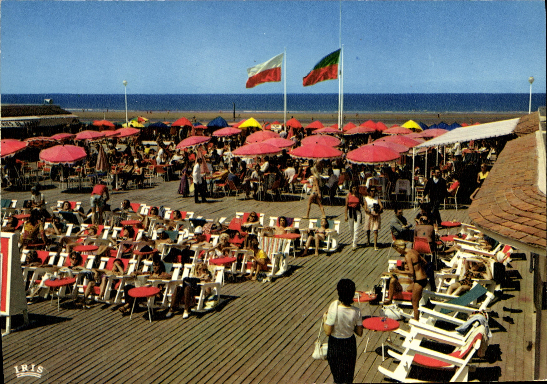 CPM Deauville Trouville Le Bar et la Plage