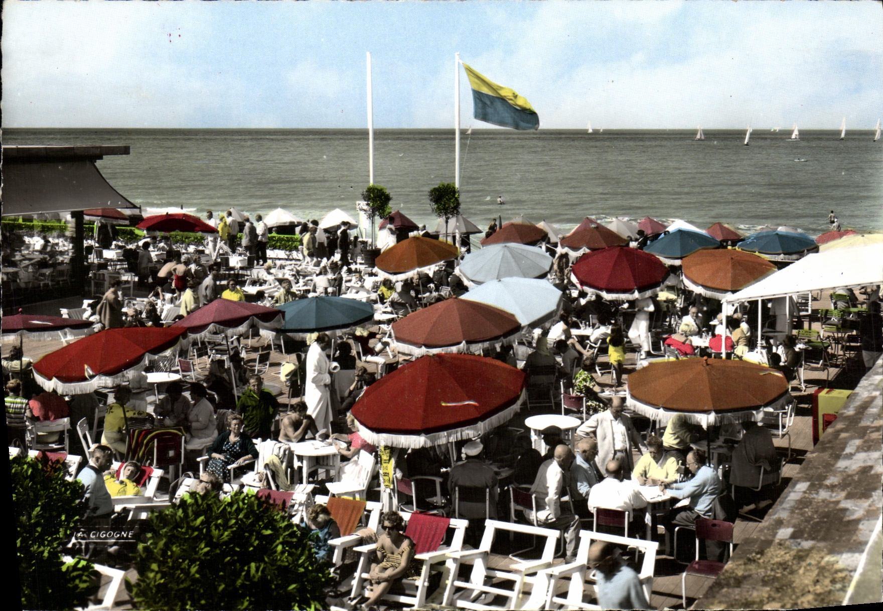 CPM Deauville Plage Fleurie Bar de la mer
